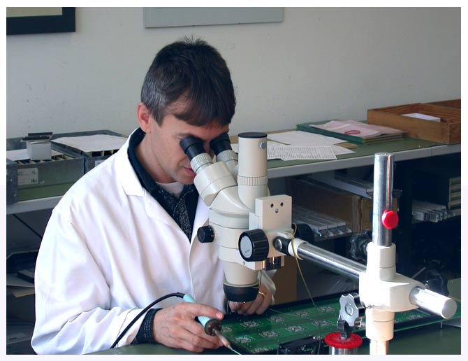 optische Kontrolle der Lötstellen mit Mikroskop von TUCHSCHERER ELEKTRONIK GMBH