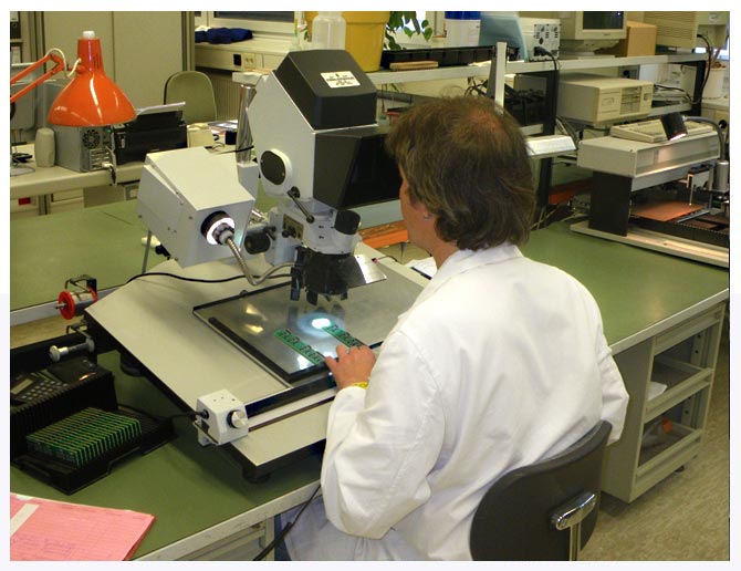 optische Kontrolle der Lötstellen mit Mikroskop von TUCHSCHERER ELEKTRONIK GMBH